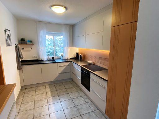 Küche grau lackiert mit Kernbuche